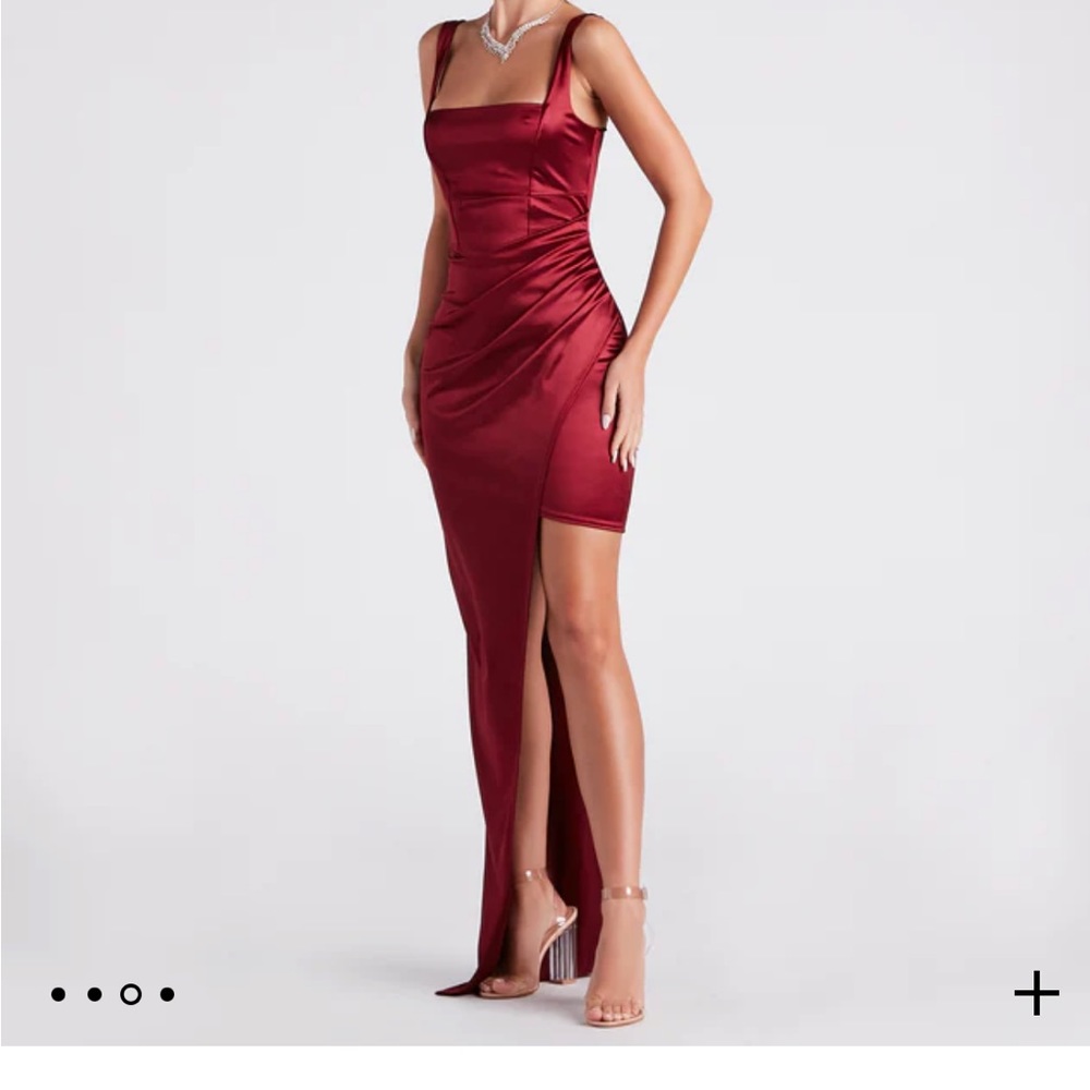 Windsor
Burgundy Callie High Slit Satin Formal Dress
Size small